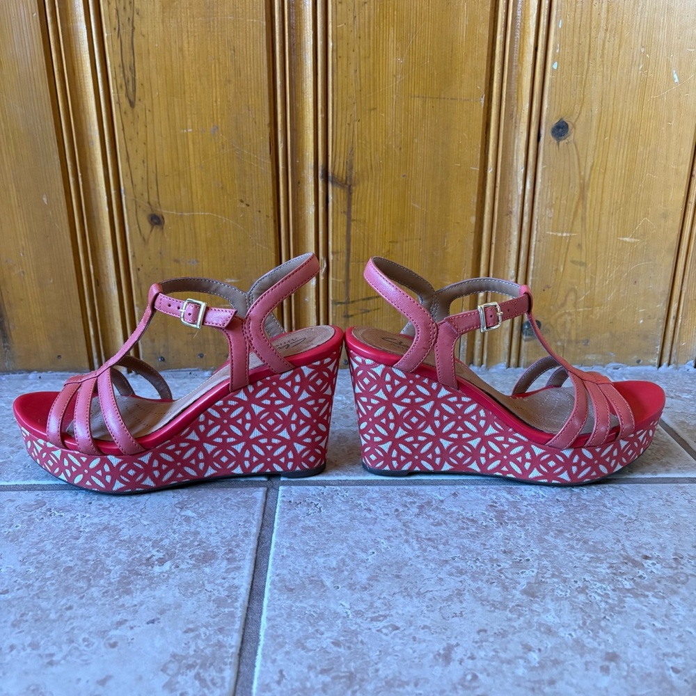 Clarks Pink Red Patterned Wedge Sandals - Picture 3 of 11